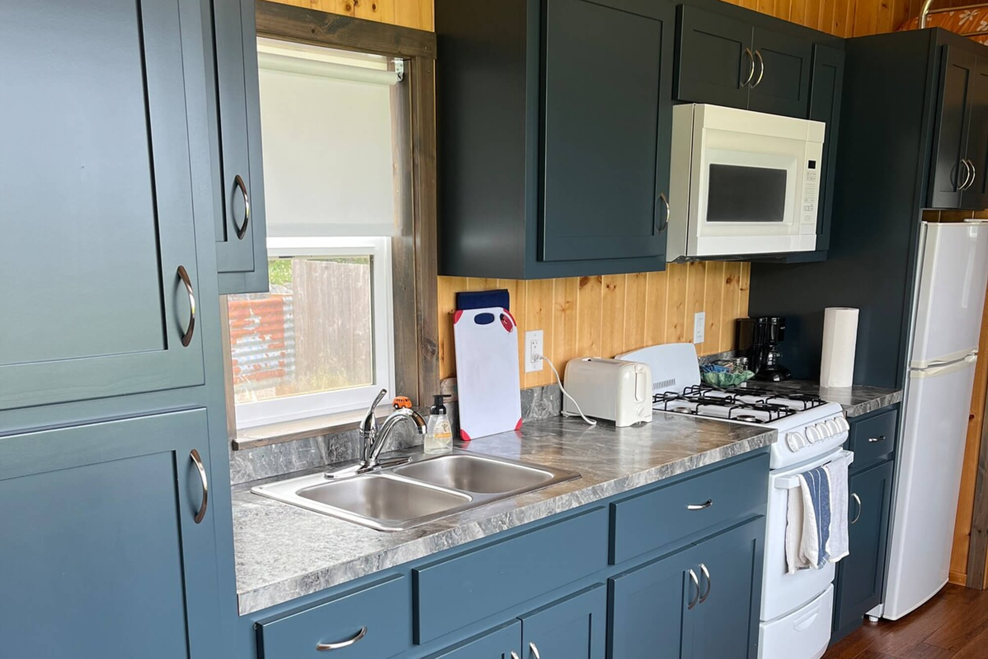 netarts-oregon-tiny-home-kitchen