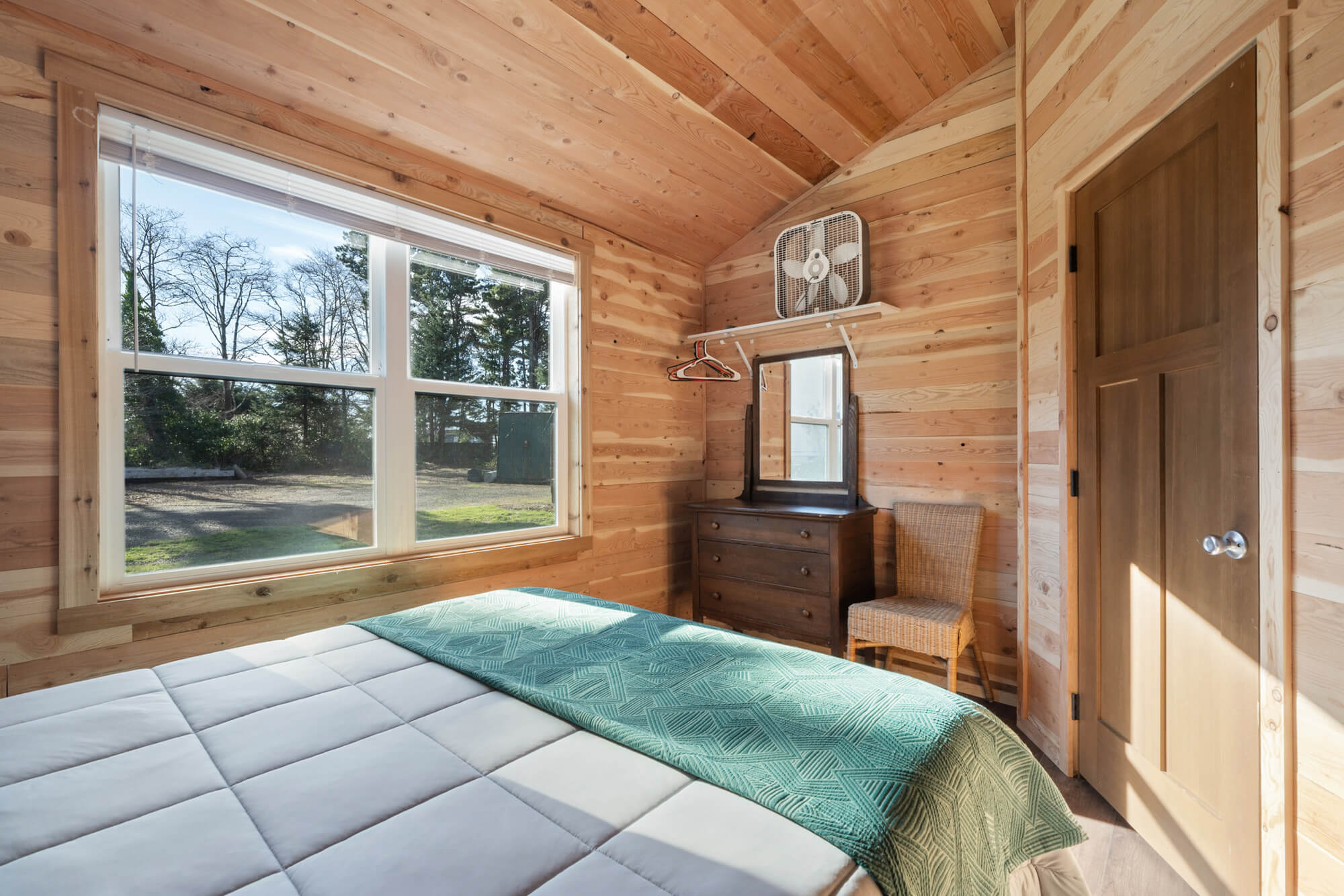 suite-3-netarts-oregon-vacation-rental-bedroom